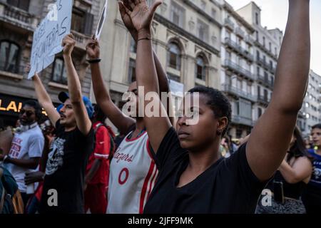 Barcelona, Spanien. 01.. Juli 2022. Während der Demonstration werden Demonstranten mit erhobenen Armen gesehen. Hunderte von Menschen demonstrierten im Zentrum von Barcelona und bildeten schließlich einen Altar auf dem Idrissa Diallo Platz anlässlich des Massakers von Melilla, bei dem mehr als dreißig afrikanische Migranten aufgrund der Repression der marokkanischen Polizei starben, nachdem sie versucht hatten, den spanischen Grenzzaun zu überspringen. (Foto von Paco Freire/SOPA Images/Sipa USA) Quelle: SIPA USA/Alamy Live News Stockfoto