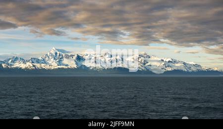 Früher Sonnenuntergang über den Bergen und Mount Fairweather im Glacier Bay National Park in Alaska Stockfoto