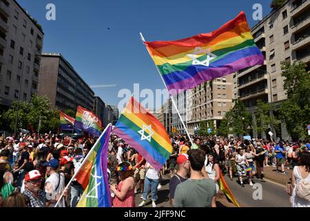 Mailand, Italien. 2.. Juli 2022. Hunderttausende nahmen am traditionellen Pride Teil, der von der LGBTIQ-Gemeinschaft am Samstag, dem 2. Juli 2022, in Mailand, Italien, organisiert wurde. Der Davidstern ist in der Regenbogenfahne zu sehen (Bildquelle: © Ervin Shulku/ZUMA Press Wire) Stockfoto