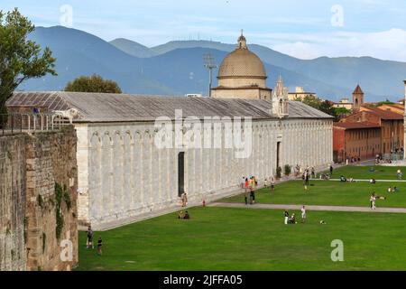 PISA, ITALIEN - 16. SEPTEMBER 2018: Dies ist das Gebäude des Monumentalen Friedhofs Campo Santo auf dem Platz der Wunder. Stockfoto