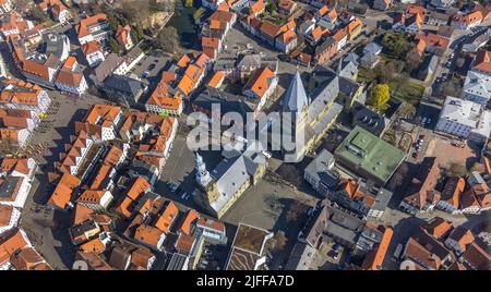 Luftaufnahme, Marktplatz Soest mit Outdoor-Gastronomie und Fachwerkhäusern sowie katholische Kirche St. Patrokli-Dom und St. Petri Kirche - Al Stockfoto