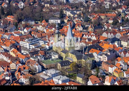 Luftaufnahme, katholische Kirche St. Patrokli-Dom und St. Petri Kirche - Alde Kerke in der Altstadt, Soest, Soester Börde, Nordrhein-Westfalen, Deutschland Stockfoto