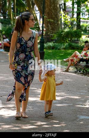 Mutter und Tochter beim Spaziergang im Lissabonner Park Stockfoto