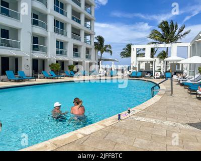 Ft. Lauderdale, FL USA - 6. Juni 2022: Der Swimmingpool im Conrad Hilton Hotel in Ft. Lauderdale, Florida. Stockfoto