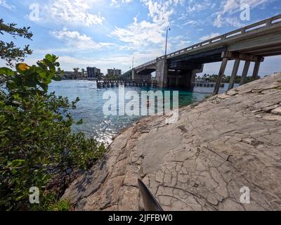 Jupiter, FL USA - 1. Juni 2022: Das Gebiet in der Nähe der Zugbrücke der Catos Bridge, wo man schnorcheln und schwimmen kann. Stockfoto