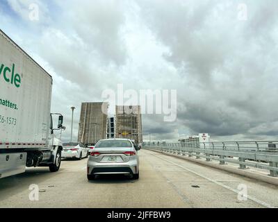 Ft. Lauderdale, FL USA - 7. Juni 2022: Autos stehen an, als eine Zugbrücke geöffnet und geschlossen wird, sodass Boote durch die Öffnung in Ft. Lauderdale, Flo Stockfoto