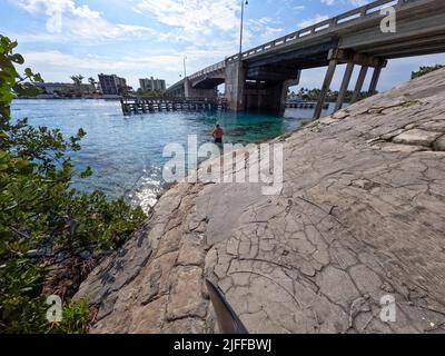 Jupiter, FL USA - 1. Juni 2022: Das Gebiet in der Nähe der Zugbrücke der Catos Bridge, wo man schnorcheln und schwimmen kann. Stockfoto