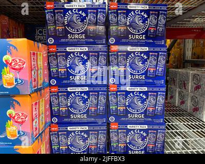 Orlando, FL USA - 22. Mai 2022: Eine Vitrage mit White Claw Surge Hard Seltzer zum Verkauf in einem Sams Club in Orlando, Florida. Stockfoto