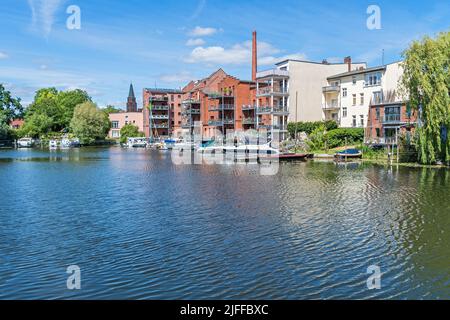 Brandenburg an der Havel, Deutschland - 14. Juni 2022: Neuer moderner Wohnraum am Ufer des Bootshafens Buga in der alten Industrieruine Stockfoto