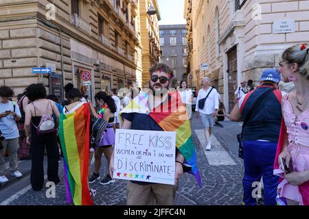 Neapel, Kampanien, Italien. 2.. Juli 2022. 02/07/2022 Neapel, heute Nachmittag fand die Gay Pride von Neapel statt, viele Stadtbehörden, Verbände und Frauen und Männer der Show waren anwesend und mehr als 3000 Tausend Menschen marschierten auf den Straßen der Stadt (Bild: © Fabio Sasso/ZUMA Press Wire) Stockfoto