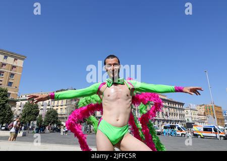 Neapel, Kampanien, Italien. 2.. Juli 2022. 02/07/2022 Neapel, heute Nachmittag fand die Gay Pride von Neapel statt, viele Stadtbehörden, Verbände und Frauen und Männer der Show waren anwesend und mehr als 3000 Tausend Menschen marschierten auf den Straßen der Stadt (Bild: © Fabio Sasso/ZUMA Press Wire) Stockfoto