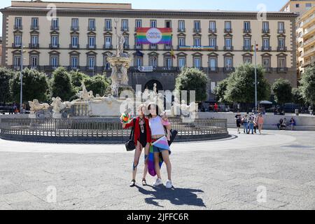 Neapel, Kampanien, Italien. 2.. Juli 2022. 02/07/2022 Neapel, heute Nachmittag fand die Gay Pride von Neapel statt, viele Stadtbehörden, Verbände und Frauen und Männer der Show waren anwesend und mehr als 3000 Tausend Menschen marschierten auf den Straßen der Stadt (Bild: © Fabio Sasso/ZUMA Press Wire) Stockfoto