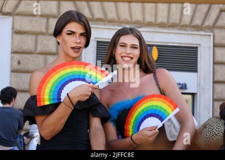 Neapel, Kampanien, Italien. 2.. Juli 2022. 02/07/2022 Neapel, heute Nachmittag fand die Gay Pride von Neapel statt, viele Stadtbehörden, Verbände und Frauen und Männer der Show waren anwesend und mehr als 3000 Tausend Menschen marschierten auf den Straßen der Stadt (Bild: © Fabio Sasso/ZUMA Press Wire) Stockfoto