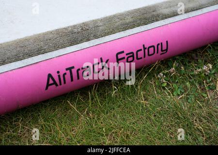 AirTrack Factory Matte auf Gras. Gymnastik aufgeblasene Matte für Sprünge und Trainingstricks. Stockfoto