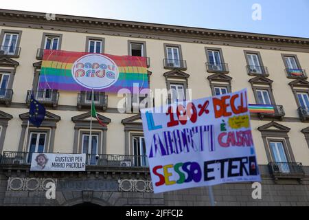 Neapel, Kampanien, Italien. 2.. Juli 2022. 02/07/2022 Neapel, heute Nachmittag fand die Gay Pride von Neapel statt, viele Stadtbehörden, Verbände und Frauen und Männer der Show waren anwesend und mehr als 3000 Tausend Menschen marschierten auf den Straßen der Stadt (Bild: © Fabio Sasso/ZUMA Press Wire) Stockfoto