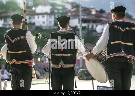 Nicht identifizierte mazedonische Musiker in traditionellen Kostümen treten beim Volksmusikfestival in Nordmakedonien auf. Stockfoto