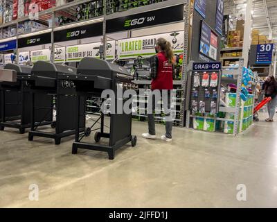 Mill Creek, WA USA - ca. Juni 2022: Ansicht eines Mitarbeiters, der in einem Baumarkt von Lowe arbeitet. Stockfoto