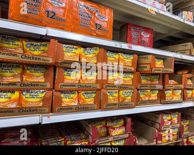 Everett, WA USA - ca. Juni 2022: Nahaufnahme einer Vielzahl von Maruchan Instant-Ramen-Suppen zum Verkauf in einem Fred Meyer Supermarkt. Stockfoto