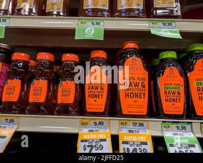 Seattle, WA USA - circa Juni 2022: Nahaufnahme des Markenhonigs von Nature Nate zum Verkauf in einem Sprouts Market. Stockfoto