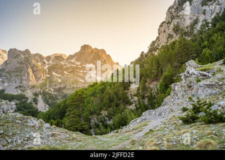 Sonnenaufgangslandschaft in den Afluchte Bergen im Theth Nationalpark, Albanien. Stockfoto