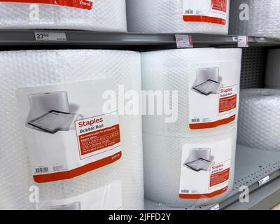 Mill Creek, WA, USA - ca. Juni 2022: Nahaufnahme von Verpackungsmaterial zum Verkauf in einem Staples Store. Stockfoto