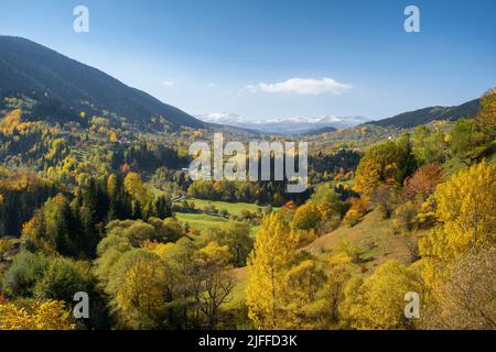 Herbstlandschaft im Stadtteil Savsat von Artvin, Türkei. Stockfoto