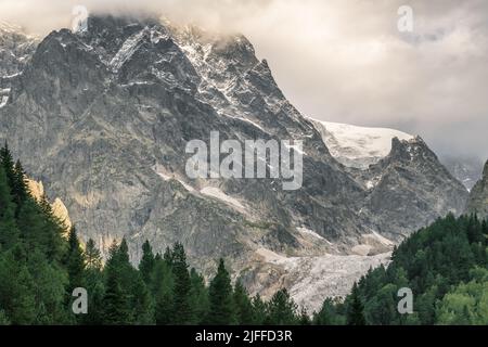 Gefährliche und raue Berge in der Nähe der Stadt Mestia in der Region Svaneti, Georgien. Stockfoto