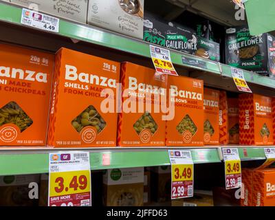 Everett, WA USA - ca. Juni 2022: Schräge Ansicht der Kichererbsen-Pasta-Nudeln der Marke Banza in einem Fred Meyer-Lebensmittelgeschäft. Stockfoto