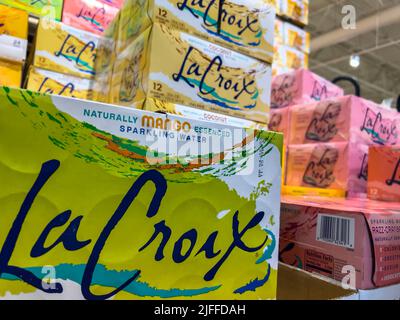 Mill Creek, WA USA - ca. Juni 2022: Schräge Nahaufnahme der Schaumwasserkästen der Marke La Croix Stockfoto