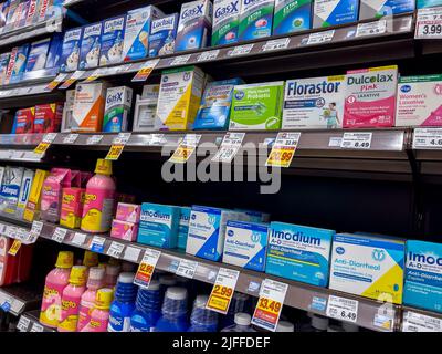 Seattle, WA USA - ca. Mai 2022: Nahaufnahme von Medikamenten zum Verkauf in einem QFC-Lebensmittelgeschäft. Stockfoto