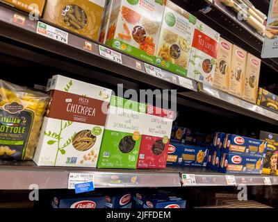 Everett, WA USA - ca. Juni 2022: Nahaufnahme von Pasta zum Verkauf in einem Fred Meyer Lebensmittelgeschäft. Stockfoto