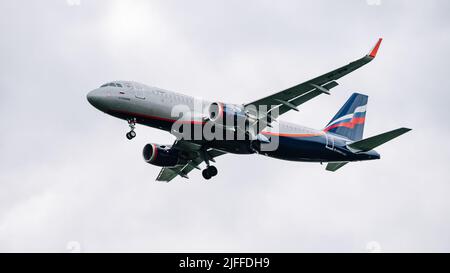 13. Juli 2019 Moskau, Russland. Ein Aeroflot-Passagierflugzeug kommt an einem bewölkten Tag zur Landung auf dem internationalen Flughafen Sheremetyevo. Stockfoto