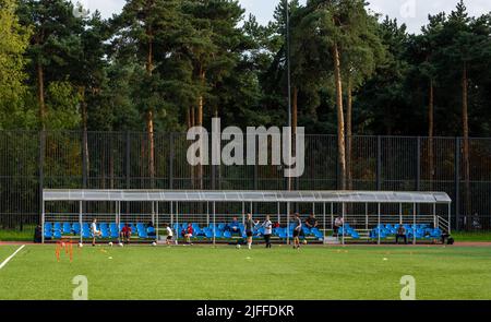 30. August 2021, Moskau, Russland. Training einer Kinderfußballmannschaft auf einem Fußballplan in einem Pinienwald. Stockfoto