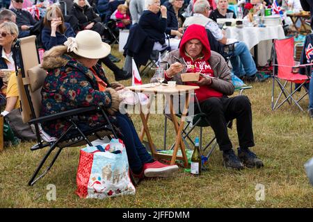 Woodstock, Oxfordshire, Großbritannien. 2.. Juli 2022. Paar essen und trinken. Battle Prom Picknick-Konzerte. Blenheim Palace. Vereinigtes Königreich. Quelle: Alexander Caminada/Alamy Live News Stockfoto