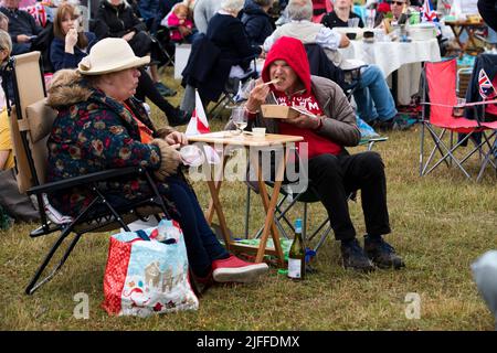 Woodstock, Oxfordshire, Großbritannien. 2.. Juli 2022. Paar essen und trinken. Battle Prom Picknick-Konzerte. Blenheim Palace. Vereinigtes Königreich. Quelle: Alexander Caminada/Alamy Live News Stockfoto