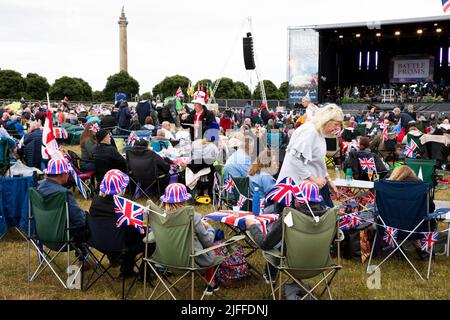 Woodstock, Oxfordshire, Großbritannien. 2.. Juli 2022. Publikum saß in Campingstühlen mit Untion Jack Bowler Hüten. Battle Prom Picknick-Konzerte. Blenheim Palace. Vereinigtes Königreich. Quelle: Alexander Caminada/Alamy Live News Stockfoto