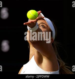 London. Nummer 4 Samen Paula Badosa of, Spanien. 2.. Juli 2022. Dienst während ihres Spiels gegen Petra Kvitova aus der Tschechischen Republik. Badosa gewann das Spiel in geraden Sätzen. Quelle: Adam Stoltman/Alamy Live News Stockfoto