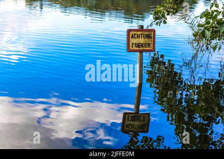 Norddeutsch Stoteler See blaues Wasser mit Wolkenspiegelung und Naturlandschaftspanorama im Stotel Loxstedt Cuxhaven Niedersachsen Deutschland. Stockfoto