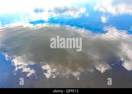 Norddeutsch Stoteler See blaues Wasser mit Wolkenspiegelung und Naturlandschaftspanorama im Stotel Loxstedt Cuxhaven Niedersachsen Deutschland. Stockfoto