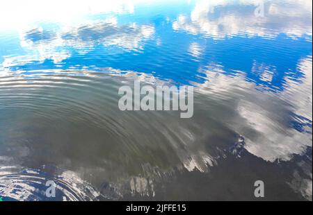 Norddeutsch Stoteler See blaues Wasser mit Wolkenspiegelung und Naturlandschaftspanorama im Stotel Loxstedt Cuxhaven Niedersachsen Deutschland. Stockfoto