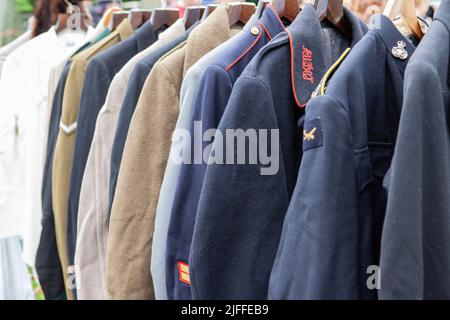 Dudley, West Midlands-vereinigtes Königreich Juli 13 2019 eine Auswahl von WW2 Militär-Tuniken auf einem Kleiderständer Stockfoto