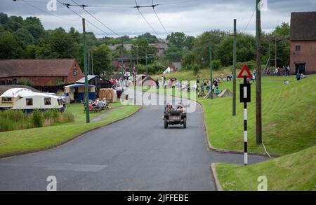 Army Jeep unterwegs auf der Straße während einer Nachstellung aus den 40er Jahren Stockfoto