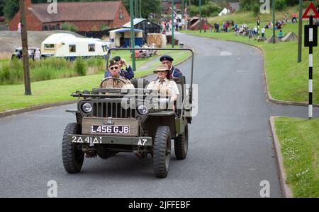 Dudley, West Midlands-vereinigtes Königreich Juli 13 2019 Weltkrieg 2 Jeep mit Männern gekleidet als Weltkrieg 2 amerikanische Soldaten. Stockfoto