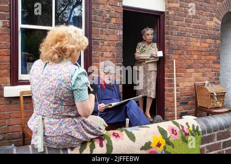 Dudley, West Midlands-united Kingdom Juli 13 2019 1940er-Konzept Straßenszene Mann und zwei Frauen Stockfoto