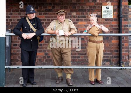 Dudley, West Midlands-vereinigtes Königreich 13 2019. Juli Männer und Frauen stehen bei einigen Geländern und sprechen über das Konzept der 40er Jahre Stockfoto