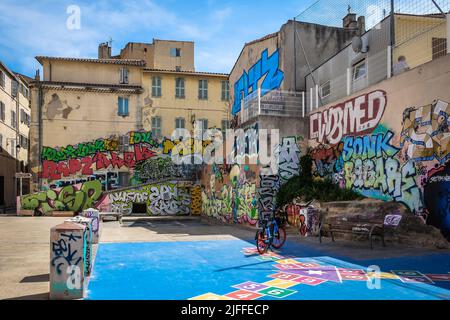 Marseille, Frankreich, Mai 2022, Ansicht von Wandmalereien auf einem Platz im Viertel Le Panier Stockfoto