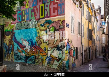 Marseille, Frankreich, Mai 2022, Wandgemälde an der Ecke Traverse Baussenque und Rue des Honneurs im Viertel Le Panier Stockfoto