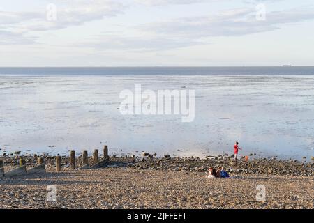London, 2.. Juli 2022. Wetter in Großbritannien. Whitstable Beach an einem bewölkten Sommerabend vor Sonnenuntergang, Kent England. Quelle: Xiu Bao/Alamy Live News Stockfoto