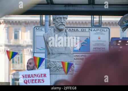 Neapel, Kampanien, Italien. 2.. Juli 2022. 02/07/2022 Neapel, heute Nachmittag fand die Neapel Gay Pride statt, viele Stadtbehörden, Verbände und Frauen und Männer der Show waren anwesend und mehr als 3000 Tausend Menschen marschierten auf den Straßen der Stadt. (Bild: © Fabio Sasso/ZUMA Press Wire) Stockfoto