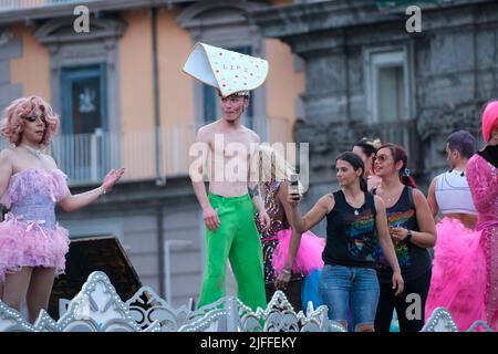 Neapel, Kampanien, Italien. 2.. Juli 2022. 02/07/2022 Neapel, heute Nachmittag fand die Neapel Gay Pride statt, viele Stadtbehörden, Verbände und Frauen und Männer der Show waren anwesend und mehr als 3000 Tausend Menschen marschierten auf den Straßen der Stadt. (Bild: © Fabio Sasso/ZUMA Press Wire) Stockfoto